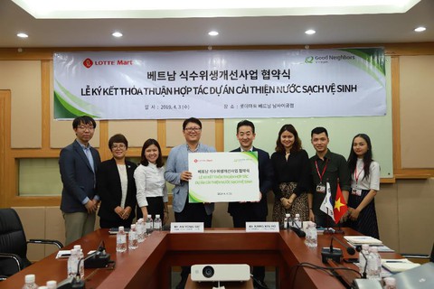 Lotte Mart ký thỏa thuận hỗ trợ 1,4 tỉ đồng cải thiện nguồn nước - Ảnh 1. Lotte Mart ký thỏa thuận hỗ trợ 1,4 tỉ đồng cải thiện nguồn nước - Ảnh 1.