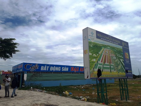 Chủ tịch tỉnh Quảng Nam dừng họp để tiếp dân vụ mua đất không được cấp sổ đỏ - Ảnh 2. Chủ tịch tỉnh Quảng Nam dừng họp để tiếp dân vụ mua đất không được cấp sổ đỏ - Ảnh 2.