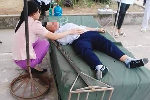 Học sinh lớp 6 bị trụ đỡ sào nhảy cao cắm trúng đầu trong giờ thể dục - Ảnh 1. Học sinh lớp 6 bị trụ đỡ sào nhảy cao cắm trúng đầu trong giờ thể dục - Ảnh 1.