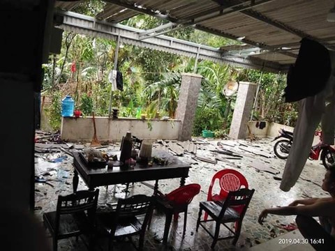 Mưa vàng kèm lốc xoáy tốc mái 80 nhà dân Hà Tĩnh - Ảnh 1. Mưa vàng kèm lốc xoáy tốc mái 80 nhà dân Hà Tĩnh - Ảnh 1.