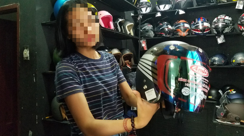 Ma trận mũ bảo hiểm, áo chống tia UV ngày nắng nóng - Ảnh 1. Ma trận mũ bảo hiểm, áo chống tia UV ngày nắng nóng - Ảnh 1.