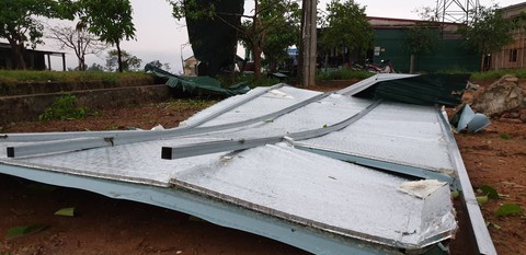 Mưa vàng kèm lốc xoáy tốc mái 80 nhà dân Hà Tĩnh - Ảnh 2. Mưa vàng kèm lốc xoáy tốc mái 80 nhà dân Hà Tĩnh - Ảnh 2.