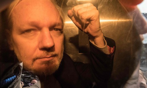 Nhà sáng lập WikiLeaks Assange bị kết án tù 50 tuần - Ảnh 1. Nhà sáng lập WikiLeaks Assange bị kết án tù 50 tuần - Ảnh 1.