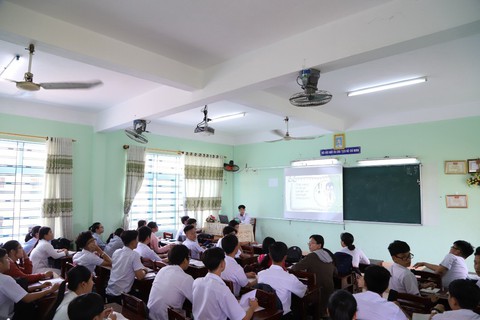 Ngôi trường dựng lên sau thảm họa bão Chanchu - Ảnh 2. Ngôi trường dựng lên sau thảm họa bão Chanchu - Ảnh 2.