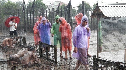 Mưa làm khổ du khách ở Phú Quốc - Ảnh 1. Mưa làm khổ du khách ở Phú Quốc - Ảnh 1.