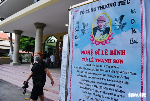 Đồng nghiệp khóc nghẹn trong đám tang nghệ sĩ Lê Bình - Ảnh 13. Đồng nghiệp khóc nghẹn trong đám tang nghệ sĩ Lê Bình - Ảnh 13.