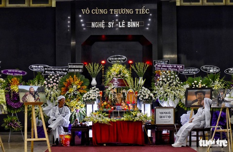Đồng nghiệp khóc nghẹn trong đám tang nghệ sĩ Lê Bình - Ảnh 2. Đồng nghiệp khóc nghẹn trong đám tang nghệ sĩ Lê Bình - Ảnh 2.