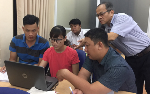 Lớp học đặc biệt của công nhân - Ảnh 1. Lớp học đặc biệt của công nhân - Ảnh 1.