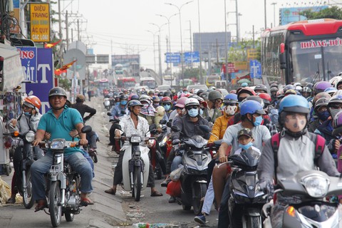 Các cửa ngõ TP.HCM đông dần cuối kỳ nghỉ lễ - Ảnh 1. Các cửa ngõ TP.HCM đông dần cuối kỳ nghỉ lễ - Ảnh 1.