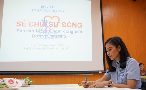 nghệ sĩ việt trinh trong buổi đăng ký hiến tạng ngày 22 - 4 - ảnh ctv (2) (1) 4(read-only) nghệ sĩ việt trinh trong buổi đăng ký hiến tạng ngày 22 - 4 - ảnh ctv (2) (1) 4(read-only)