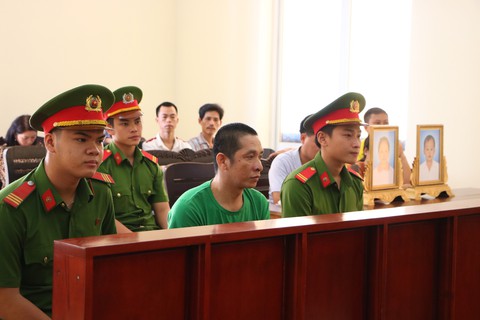 Tài xế dùng bằng giả tông chết 2 bé gái bị đề nghị 9-10 năm tù - Ảnh 1. Tài xế dùng bằng giả tông chết 2 bé gái bị đề nghị 9-10 năm tù - Ảnh 1.