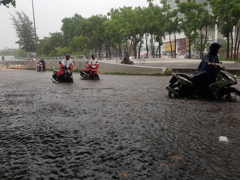 Mới mưa đầu mùa, đường phố TP.HCM ngập mênh mông lênh láng - Ảnh 2. Mới mưa đầu mùa, đường phố TP.HCM ngập mênh mông lênh láng - Ảnh 2.