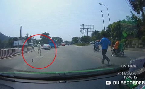 Vứt dép chạy đuổi theo tài xế xe hơi vượt trạm thu phí Bến Thủy - Ảnh 2. Vứt dép chạy đuổi theo tài xế xe hơi vượt trạm thu phí Bến Thủy - Ảnh 2.