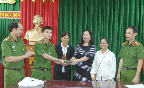 Chờ xe buýt nhặt 120 triệu, 2 phụ nữ nhờ công an trả người đánh rơi - Ảnh 1. Chờ xe buýt nhặt 120 triệu, 2 phụ nữ nhờ công an trả người đánh rơi - Ảnh 1.