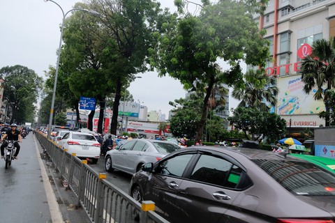 Kẹt xe do cột đèn bật gốc, nghiêng ngả giữa đường - Ảnh 4. Kẹt xe do cột đèn bật gốc, nghiêng ngả giữa đường - Ảnh 4.