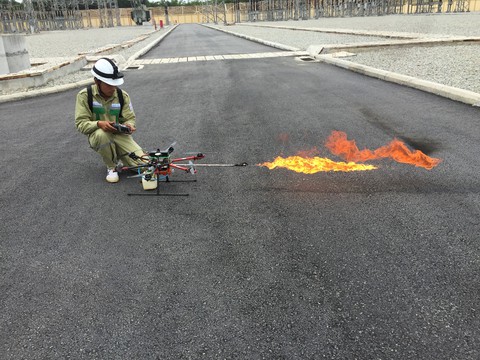 Xem Rồng lửa 2 của ngành điện khạc lửa đốt vật thể lạ trên đường dây - Ảnh 1. Xem Rồng lửa 2 của ngành điện khạc lửa đốt vật thể lạ trên đường dây - Ảnh 1.