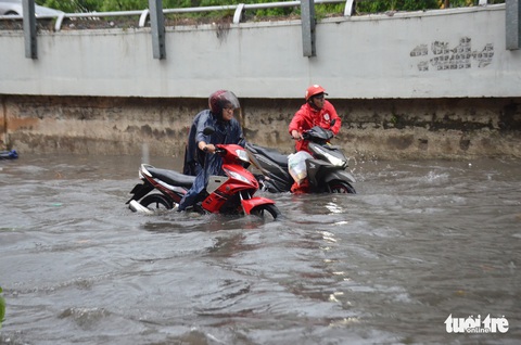 Người dân TP.HCM vật lộn trong mưa đầu mùa gây ngập nửa mét - Ảnh 5. Người dân TP.HCM vật lộn trong mưa đầu mùa gây ngập nửa mét - Ảnh 5.