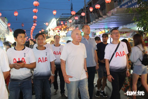 Chợ đêm Phú Quốc sôi động chào đón tỉ phú - ông chủ CLB Tottenham - Ảnh 1. Chợ đêm Phú Quốc sôi động chào đón tỉ phú - ông chủ CLB Tottenham - Ảnh 1.