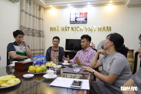Nhà hát Kịch VN hỗ trợ gia đình nạn nhân tai nạn hầm Kim Liên 300 triệu đồng - Ảnh 1. Nhà hát Kịch VN hỗ trợ gia đình nạn nhân tai nạn hầm Kim Liên 300 triệu đồng - Ảnh 1.
