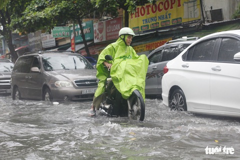 Người dân TP.HCM vật lộn trong mưa đầu mùa gây ngập nửa mét - Ảnh 8. Người dân TP.HCM vật lộn trong mưa đầu mùa gây ngập nửa mét - Ảnh 8.