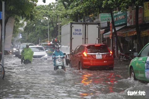 Người dân TP.HCM vật lộn trong mưa đầu mùa gây ngập nửa mét - Ảnh 10. Người dân TP.HCM vật lộn trong mưa đầu mùa gây ngập nửa mét - Ảnh 10.