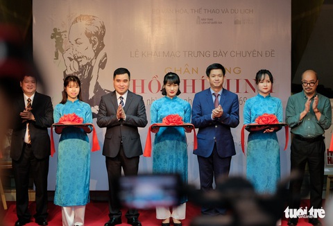 Triển lãm chân dung Hồ Chí Minh từ tranh cổ động - Ảnh 1. Triển lãm chân dung Hồ Chí Minh từ tranh cổ động - Ảnh 1.