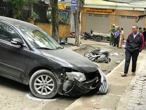 Nữ tài xế Camry lùi xe bất cẩn tông chết người đi xe máy - Ảnh 2. Nữ tài xế Camry lùi xe bất cẩn tông chết người đi xe máy - Ảnh 2.