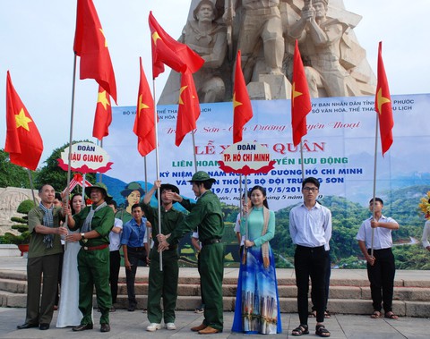 Tuyên truyền lưu động toàn quốc Trường Sơn - Con đường huyền thoại - Ảnh 1. Tuyên truyền lưu động toàn quốc Trường Sơn - Con đường huyền thoại - Ảnh 1.
