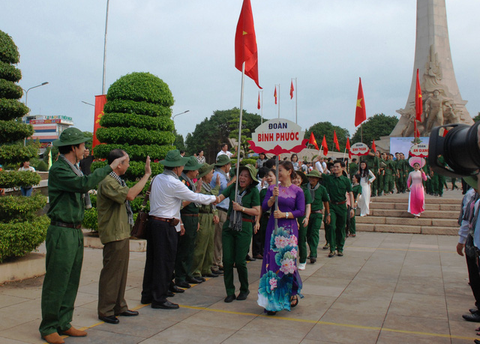 Tuyên truyền lưu động toàn quốc Trường Sơn - Con đường huyền thoại - Ảnh 2. Tuyên truyền lưu động toàn quốc Trường Sơn - Con đường huyền thoại - Ảnh 2.