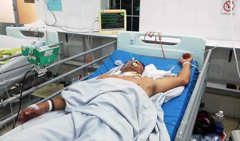 Mâu thuẫn tình ái, hai người đàn ông đâm nhau nguy kịch - Ảnh 2. Mâu thuẫn tình ái, hai người đàn ông đâm nhau nguy kịch - Ảnh 2.