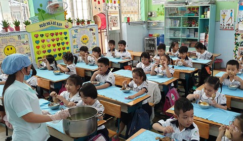 Phải mời phụ huynh giám sát an toàn thực phẩm trong trường học - Ảnh 1. Phải mời phụ huynh giám sát an toàn thực phẩm trong trường học - Ảnh 1.