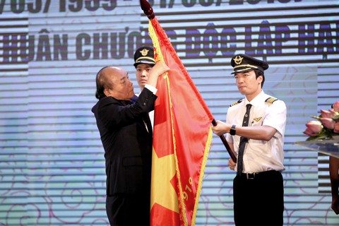 Đoàn bay 919 đón nhận Huân chương Độc lập hạng nhì - Ảnh 1. Đoàn bay 919 đón nhận Huân chương Độc lập hạng nhì - Ảnh 1.