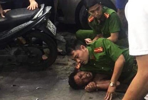 Khống chế nam thanh niên ngáo đá vác dao chém loạn xạ trên phố - Ảnh 1. Khống chế nam thanh niên ngáo đá vác dao chém loạn xạ trên phố - Ảnh 1.