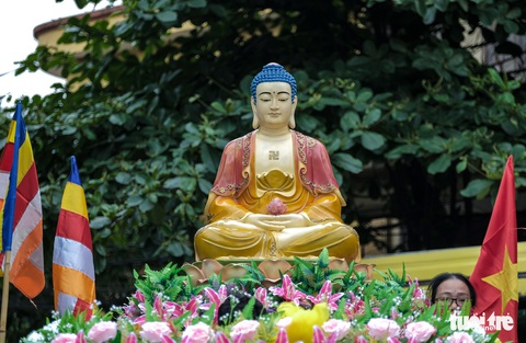 Hơn 400 xe hoa đi từ chùa Bầu đến chùa Tam Chúc mừng Đại lễ Vesak 2019 - Ảnh 4. Hơn 400 xe hoa đi từ chùa Bầu đến chùa Tam Chúc mừng Đại lễ Vesak 2019 - Ảnh 4.