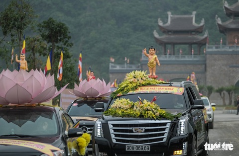 Hơn 400 xe hoa đi từ chùa Bầu đến chùa Tam Chúc mừng Đại lễ Vesak 2019 - Ảnh 5. Hơn 400 xe hoa đi từ chùa Bầu đến chùa Tam Chúc mừng Đại lễ Vesak 2019 - Ảnh 5.