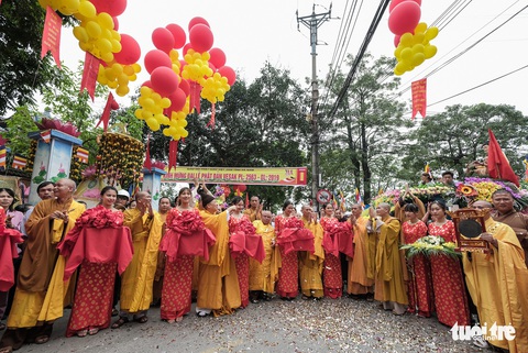 Hơn 400 xe hoa đi từ chùa Bầu đến chùa Tam Chúc mừng Đại lễ Vesak 2019 - Ảnh 2. Hơn 400 xe hoa đi từ chùa Bầu đến chùa Tam Chúc mừng Đại lễ Vesak 2019 - Ảnh 2.