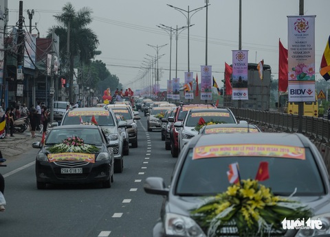 Hơn 400 xe hoa đi từ chùa Bầu đến chùa Tam Chúc mừng Đại lễ Vesak 2019 - Ảnh 3. Hơn 400 xe hoa đi từ chùa Bầu đến chùa Tam Chúc mừng Đại lễ Vesak 2019 - Ảnh 3.