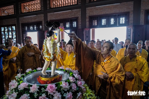 Hơn 400 xe hoa đi từ chùa Bầu đến chùa Tam Chúc mừng Đại lễ Vesak 2019 - Ảnh 1. Hơn 400 xe hoa đi từ chùa Bầu đến chùa Tam Chúc mừng Đại lễ Vesak 2019 - Ảnh 1.