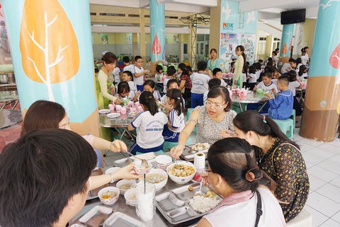 Phải mời phụ huynh giám sát an toàn thực phẩm trong trường học - Ảnh 4. Phải mời phụ huynh giám sát an toàn thực phẩm trong trường học - Ảnh 4.