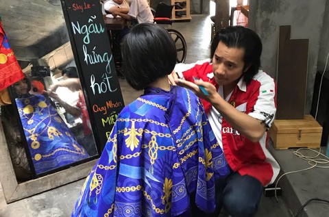 Chàng Việt kiều cắt tóc miễn phí lúc nửa đêm ở Sài Gòn - Ảnh 1. Chàng Việt kiều cắt tóc miễn phí lúc nửa đêm ở Sài Gòn - Ảnh 1.