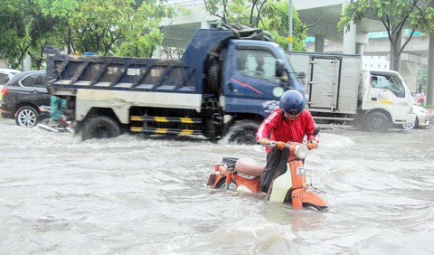 Vài trận mưa đầu mùa đã ngập te tua: Vì sao? - Ảnh 1. Vài trận mưa đầu mùa đã ngập te tua: Vì sao? - Ảnh 1.