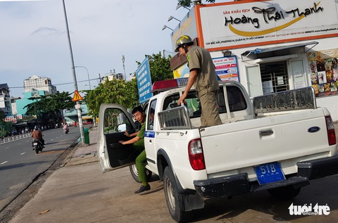 Quái xế lộng hành chiếm đường, đua xe, bốc đầu giữa ban ngày - Ảnh 7. Quái xế lộng hành chiếm đường, đua xe, bốc đầu giữa ban ngày - Ảnh 7.