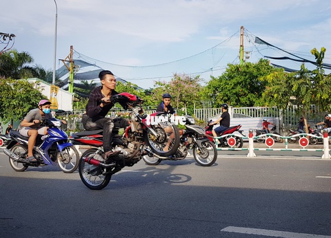 Quái xế lộng hành chiếm đường, đua xe, bốc đầu giữa ban ngày - Ảnh 2. Quái xế lộng hành chiếm đường, đua xe, bốc đầu giữa ban ngày - Ảnh 2.