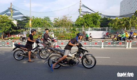 Quái xế lộng hành chiếm đường, đua xe, bốc đầu giữa ban ngày - Ảnh 3. Quái xế lộng hành chiếm đường, đua xe, bốc đầu giữa ban ngày - Ảnh 3.