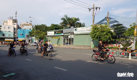 Quái xế lộng hành chiếm đường, đua xe, bốc đầu giữa ban ngày - Ảnh 5. Quái xế lộng hành chiếm đường, đua xe, bốc đầu giữa ban ngày - Ảnh 5.