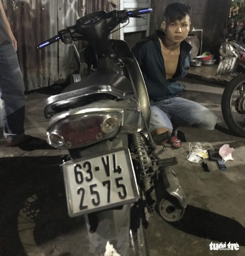 Ba thanh niên bẻ khóa, trộm xe máy trong 10 giây - Ảnh 3. Ba thanh niên bẻ khóa, trộm xe máy trong 10 giây - Ảnh 3.