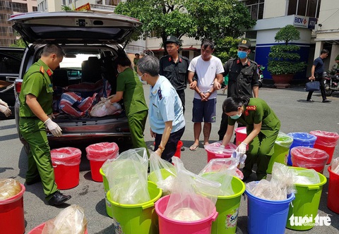 Vừa tháo niêm phong ôtô, mùi ma túy bốc ra nồng nặc - Ảnh 8. Vừa tháo niêm phong ôtô, mùi ma túy bốc ra nồng nặc - Ảnh 8.