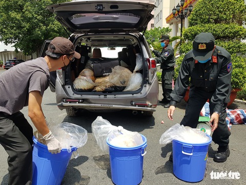 Vừa tháo niêm phong ôtô, mùi ma túy bốc ra nồng nặc - Ảnh 4. Vừa tháo niêm phong ôtô, mùi ma túy bốc ra nồng nặc - Ảnh 4.
