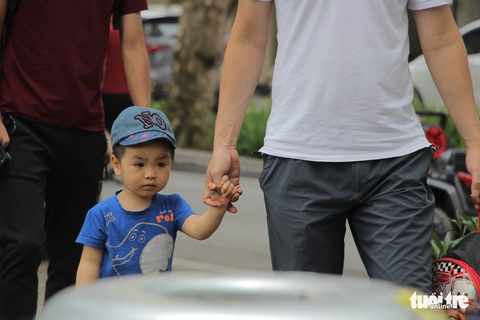 Vợ đã vất vả sinh con, bế con giùm vợ bình thường thôi - Ảnh 3.