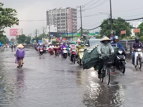 Miền Bắc mưa lớn, miền Nam nắng nóng xen lẫn mưa dông - Ảnh 1. Miền Bắc mưa lớn, miền Nam nắng nóng xen lẫn mưa dông - Ảnh 1.